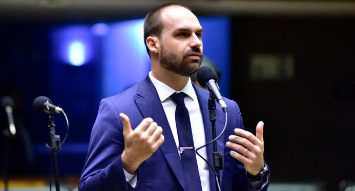 Eduardo Bolsonaro pede aos seguidores que agradecem a Trump após uma taxa imposta ao Brasil