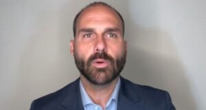Em um tom de ameaça, Eduardo Bolsonaro requer anistia e culpa moraes e Lula pela taxa de Trump