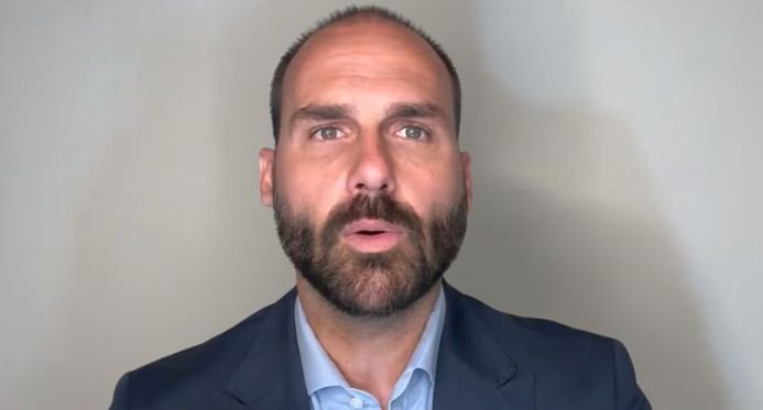 Em um tom de ameaça, Eduardo Bolsonaro requer anistia e culpa moraes e Lula pela taxa de Trump