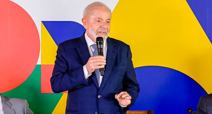 Lula Moife Right: "Brasil especialmente, mas antes dos Estados Unidos"