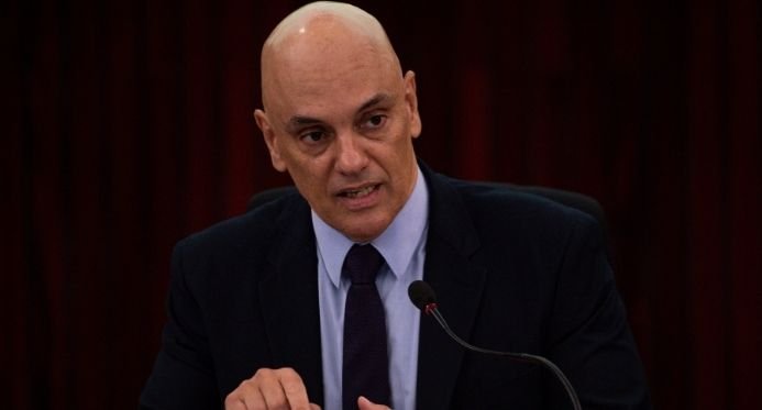 Moraes diz que Bolsonaro violou uma regra, mas rejeita a detenção anterior ao julgamento