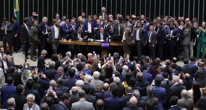 Depois de Riot Bolsononarista na casa, Motta retoma o trabalho e pede respeito
