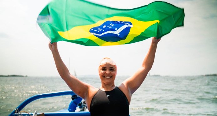 O atleta de Espírito Santo dá a ilha de Manhattan, em Nova York, depois de 8 horas de natação