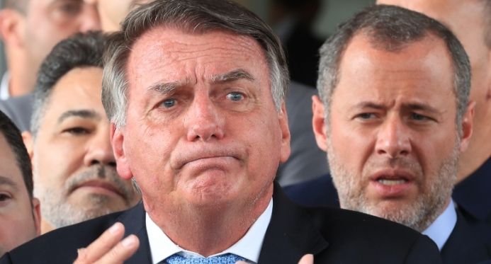 Bolsonaro "Gabarita" as cinco razões fornecidas pela lei para a detenção anterior ao julgamento
