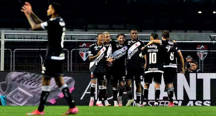 Coutinho ultrapassa Neymar e os humilos bascos Santos com derrota no brasileiro