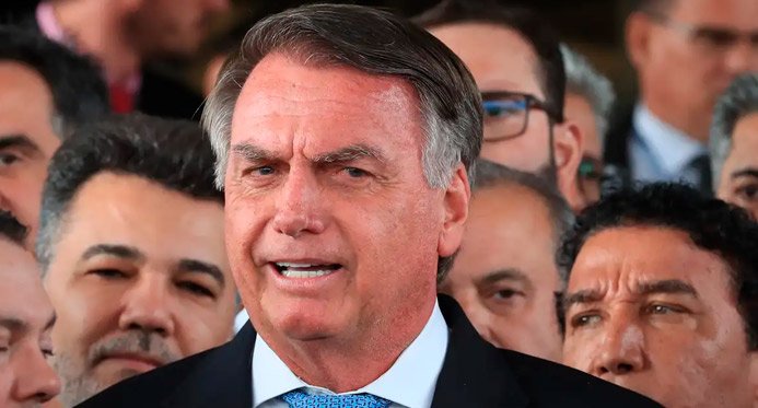 A defesa de Bolsonaro diz que ele ficou surpreso com a prisão domiciliar