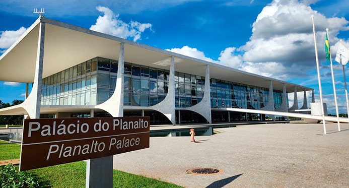 O governo define um novo slogan: "Governo Brasil do lado do povo brasileiro"