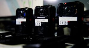 O governo de IS expande o uso de câmaras corporais para a polícia criminal em prisões