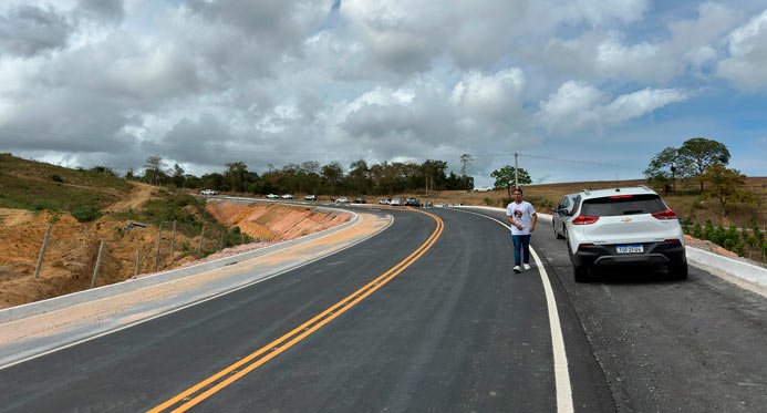 O governo do estado inaugura o pavimento da estrada e mais investimentos em Sooretama
