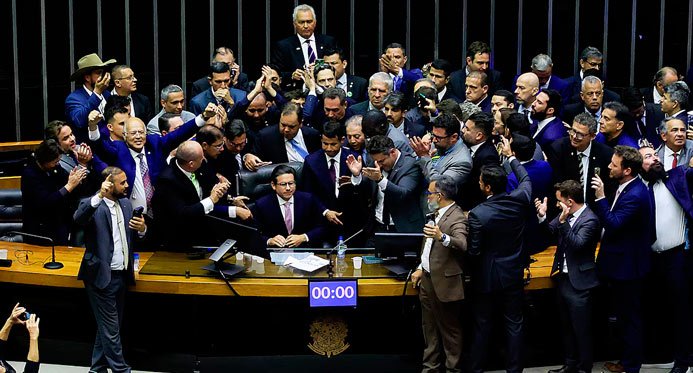 Hugo analisa imagens e avalia os agentes de punição que tumularam a câmera