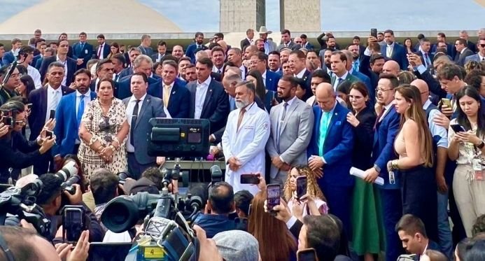 A oposição protesta contra a prisão domiciliar de Bolsonaro e promete obstruir o Congresso