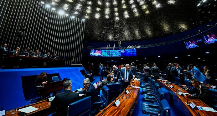 O Senado aprova o projeto de lei contra filhos adultos na internet