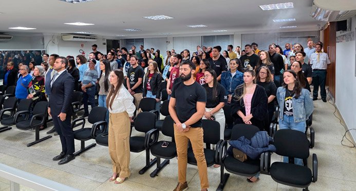 A sessão solene em Linhas reforça a jovem destaque no Dia Nacional da Juventude