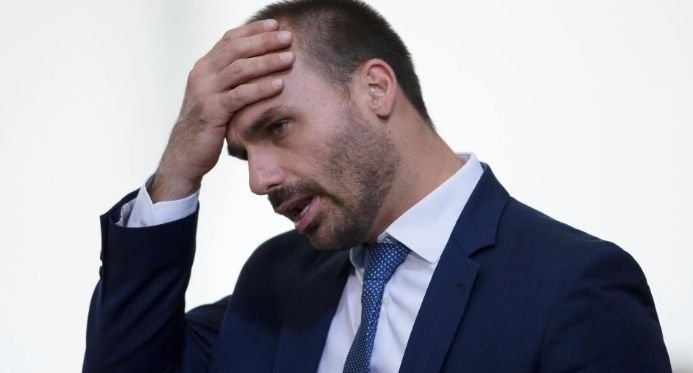Web resgata as críticas de Eduardo Bolsonaro à prisão da casa, agora imposta a seu pai