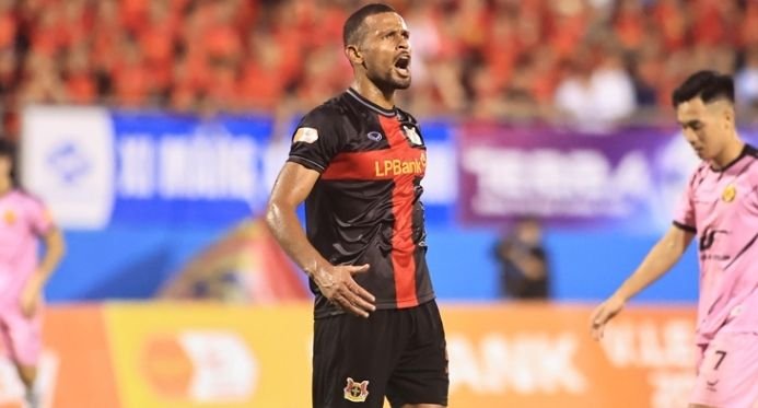 O atacante de Capixaba, Daniel Dos Anjos, se destaca no futebol do Vietnã