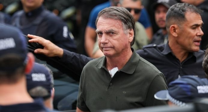 Bolsonaro pede ao filho que 'feche a boca', mas Eduardo vê isso como 'anfitrião' e intensifica os ataques