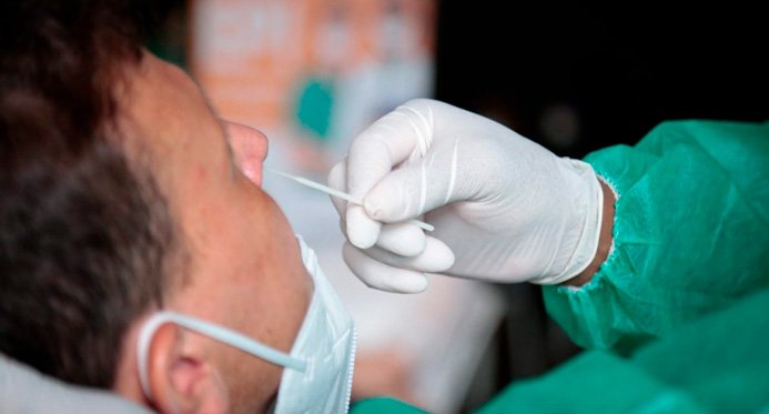 CoVID-19 não desapareceu e os casos continuam a ocorrer, alerta o médico