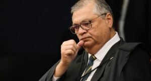 Dino afirma que o parlamentar não pode exercer um "mandato remoto"