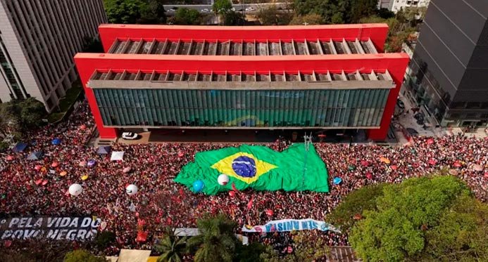 Right reage a atos que lembram a lei de anistia e as críticas aos artistas