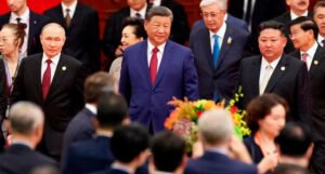 Durante o discurso militar na China, Xi Jinping diz que o mundo enfrenta uma eleição entre 'paz ou guerra'