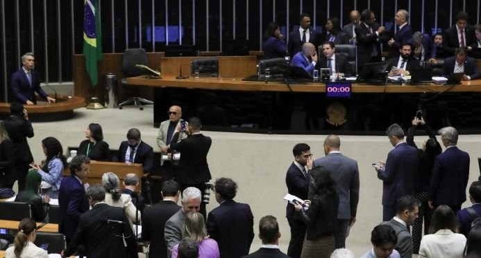 Em um dia intenso, o Congresso aprova medidas no almoço escolar, energia e preço precioso