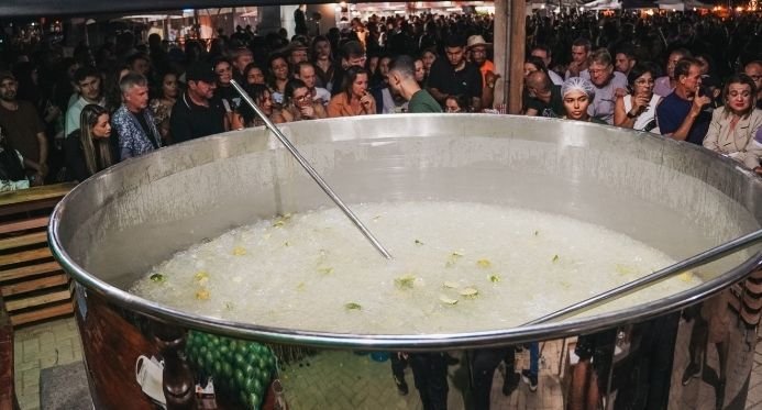 Festival no Espírito Santo produz caipirinha gigante com 300 litros de cachaça