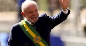 Lula lidera todos os cenários até 2026 e apóia as quedas da candidatura de Bolsonaro