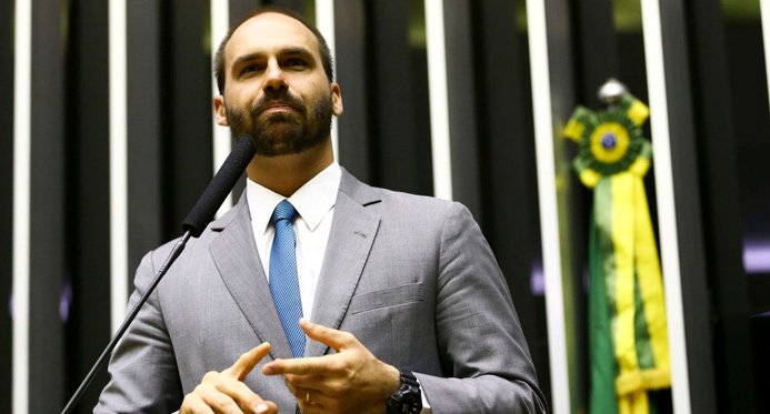 Moraes diz que Eduardo Bolsonaro está nos Estados Unidos para escapar da lei
