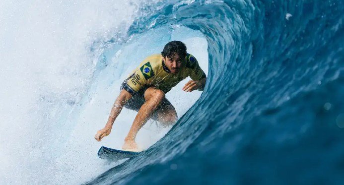 Yago Dora é campeão mundial de surf profissional