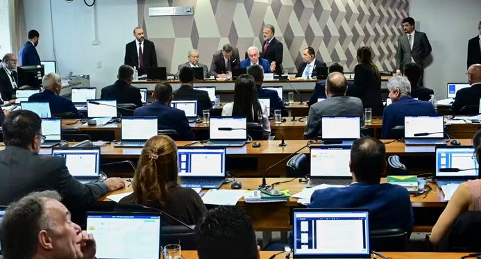 Por unanimidade, o CCJ do Senado rejeita o PEC da armadura