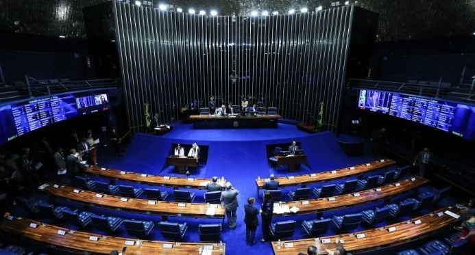 O Senado aprova a mudança na Lei de Registro Limpo e reduz o período de que