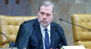 Toffoli leva a casa por dez dias para conversar no peitoral da armadura