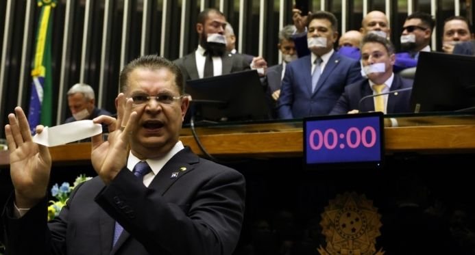 Os tumultos na casa podem custar o prazo de três deputados envolvidos no protesto