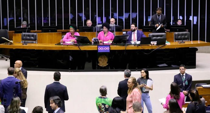 Câmara aprova “licença menstrual” em pacote de projetos da agenda das mulheres