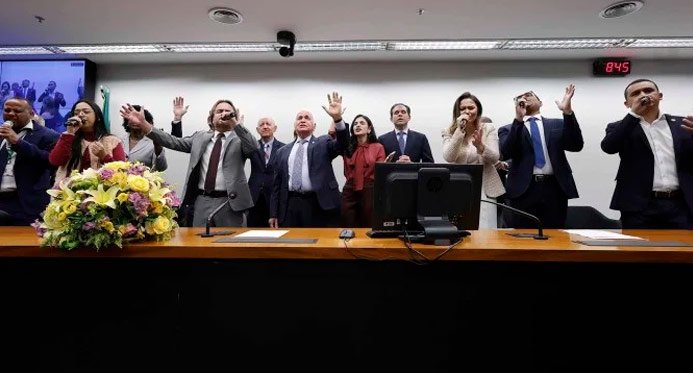 Câmara aprova urgência para votação de projeto que cria bancada cristã