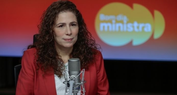 "Nossa visão é defender a estabilidade do funcionário público", diz Esther Dweck, ministra da administração