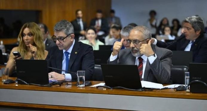 Fim da escala 6x1 avança no Senado mas votação da proposta é adiada
