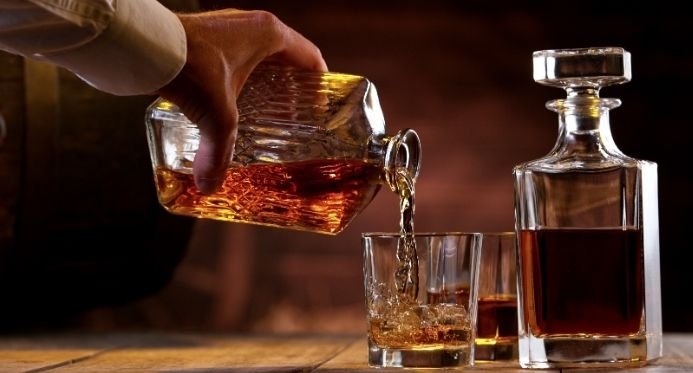 O governo federal guia o combate à venda de bebidas adulteradas e reforça medidas de proteção