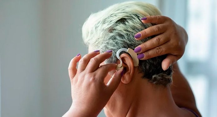 Governo do ES entrega mais de 2,8 mil aparelhos auditivos ao Espírito Santo em 2025