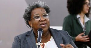 Ministro quer assessoria independente após reunião com famílias no Rio