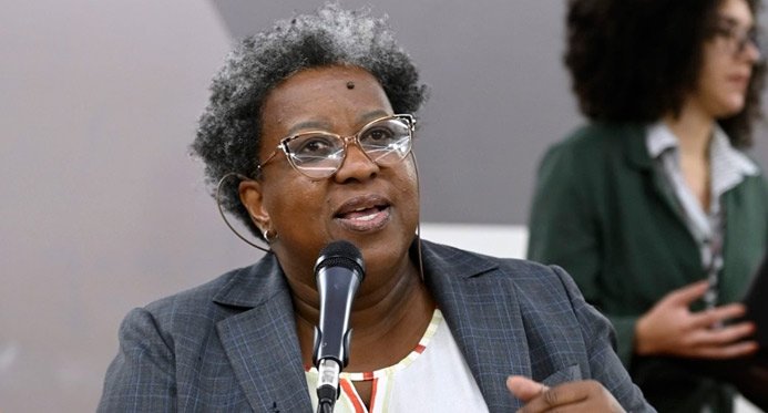 Ministro quer assessoria independente após reunião com famílias no Rio