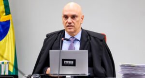 Moraes ordena que DPU assuma a defesa de Eduardo Bolsonaro no STF