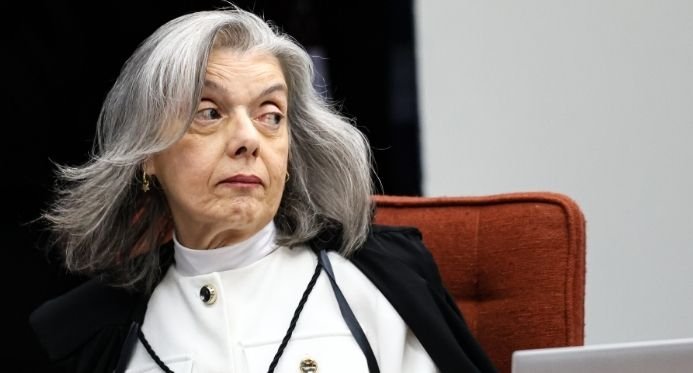 Prestes a ser a única mulher no STF, Cármen Lúcia fala em vaga enquanto aumenta a pressão por um novo ministro