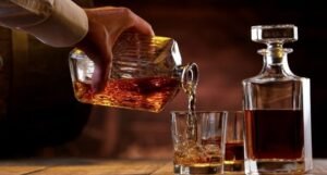 Câmara aprova pena de prisão de até 15 anos para quem mexer em bebidas e causar morte