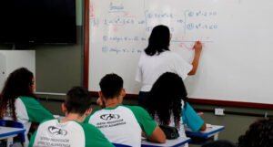 Projeto de reajuste salarial de 8% para professores é enviado à Assembleia Legislativa do ES