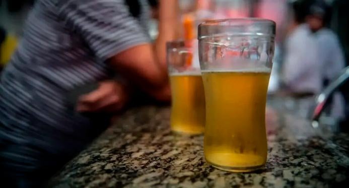 Aprovada lei que aumenta penas para venda de bebidas alcoólicas a menores