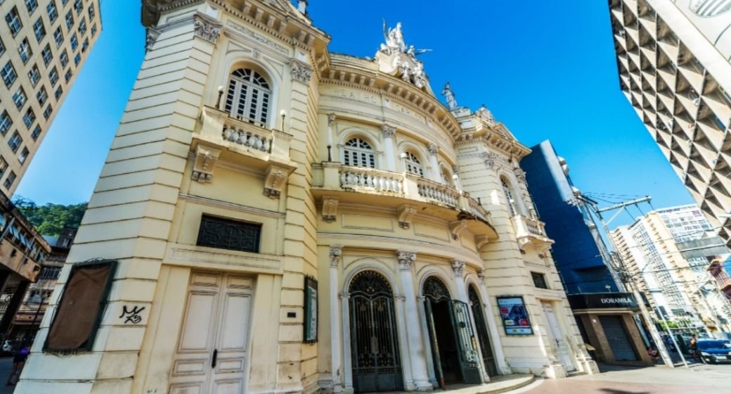 Teatro Carlos Gomes reabre em novembro com show de Silva e Orquestra Sinfônica