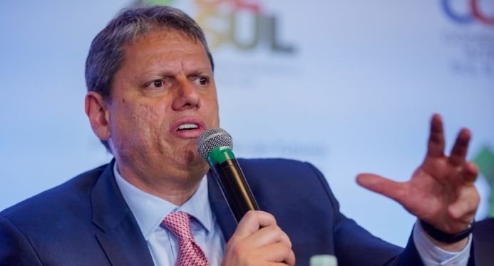 ‘Ficarei preocupado quando falsificarem Coca-Cola’, diz Tarcísio sobre mortes por metanol