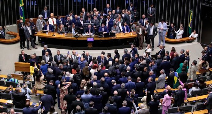 Câmara aprova texto que restringe o aborto legal para menores vítimas de violência sexual