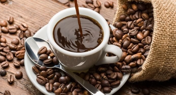 Beber uma xícara de café por dia reduz o risco de arritmia cardíaca em quase 40%, indica estudo
